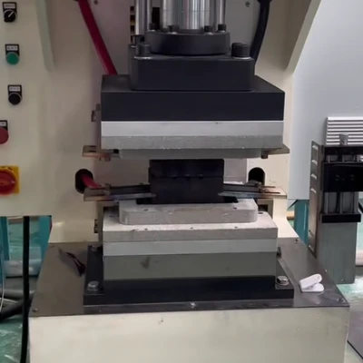 Aluminum diffusion welding machine for welding aluminum busbars