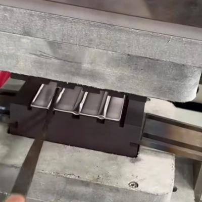 Aluminum diffusion welding machine for welding hard aluminum busbars